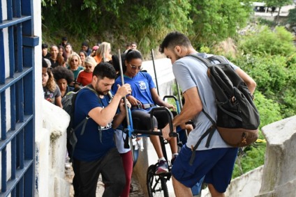 Jovem conhece a Ilha da Boa Viagem através do Programa Ecotur Sem Barreiras
