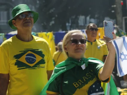 O ex-presidente Jair Bolsonaro reúne apoiadores em manifestação política na orla de Copacabana. Foto: Fernando Frazão/Agência Brasil