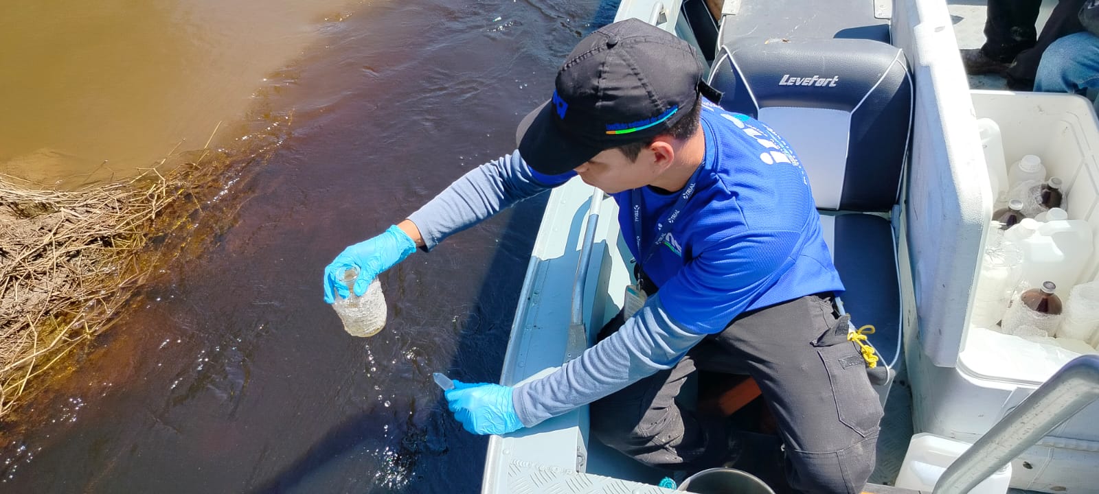 Técnico do Inea coleta amostra de água para investigar contaminação do Sistema Imunana-Laranjal. Imagem: André Pamplona.