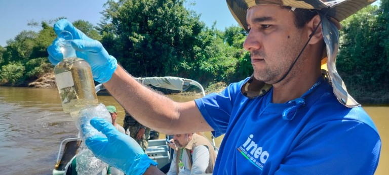 Técnicos do Inea trabalham na investigação da contaminação do Sistema Imunana-Laranjal. Imagem: André Pamplona.