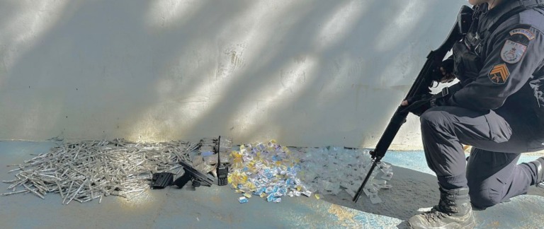 PM apreende drogas e prende traficante na Zona Norte de Niterói
