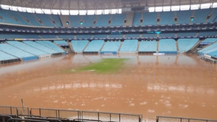 Gramado da Arena do Grêmio foi tomado pela água das chuvas | 
Reprodução/Instagram
