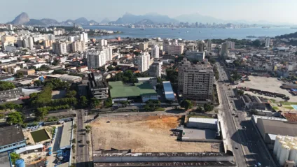 Imagem aérea do terreno onde será construído o primeiro empreendimento da Novolar, na região central de Niterói. 