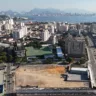 Imagem aérea do terreno onde será construído o primeiro empreendimento da Novolar, na região central de Niterói. 