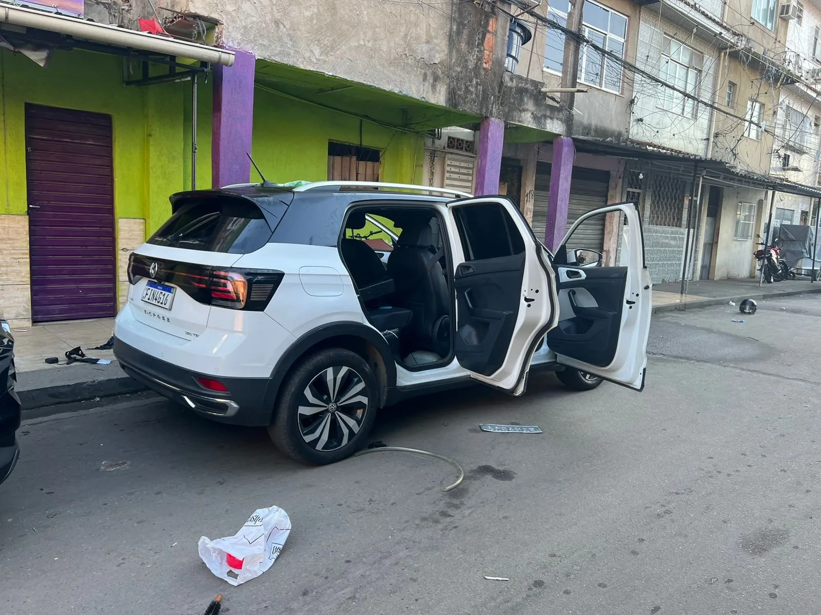 Veículos roubados foram recuperados por policiais do BOPE no interior do Complexo da Maré, na Zona Norte do cidade do Rio de Janeiro.