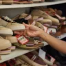 O bazar traz 15 marcas, sendo cinco de acessórios e dez de sapatos