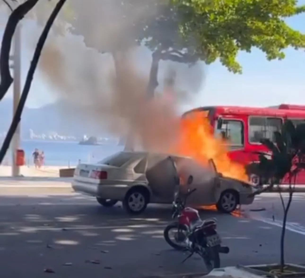 VÍDEO: Carro pega fogo na orla da Zona Sul de Niterói