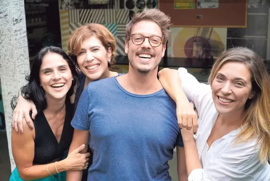 Fabio Porchat com Priscila Castello Branco, Maria Clara Gueiros e Júlia Rabello | Foto: Divulgação