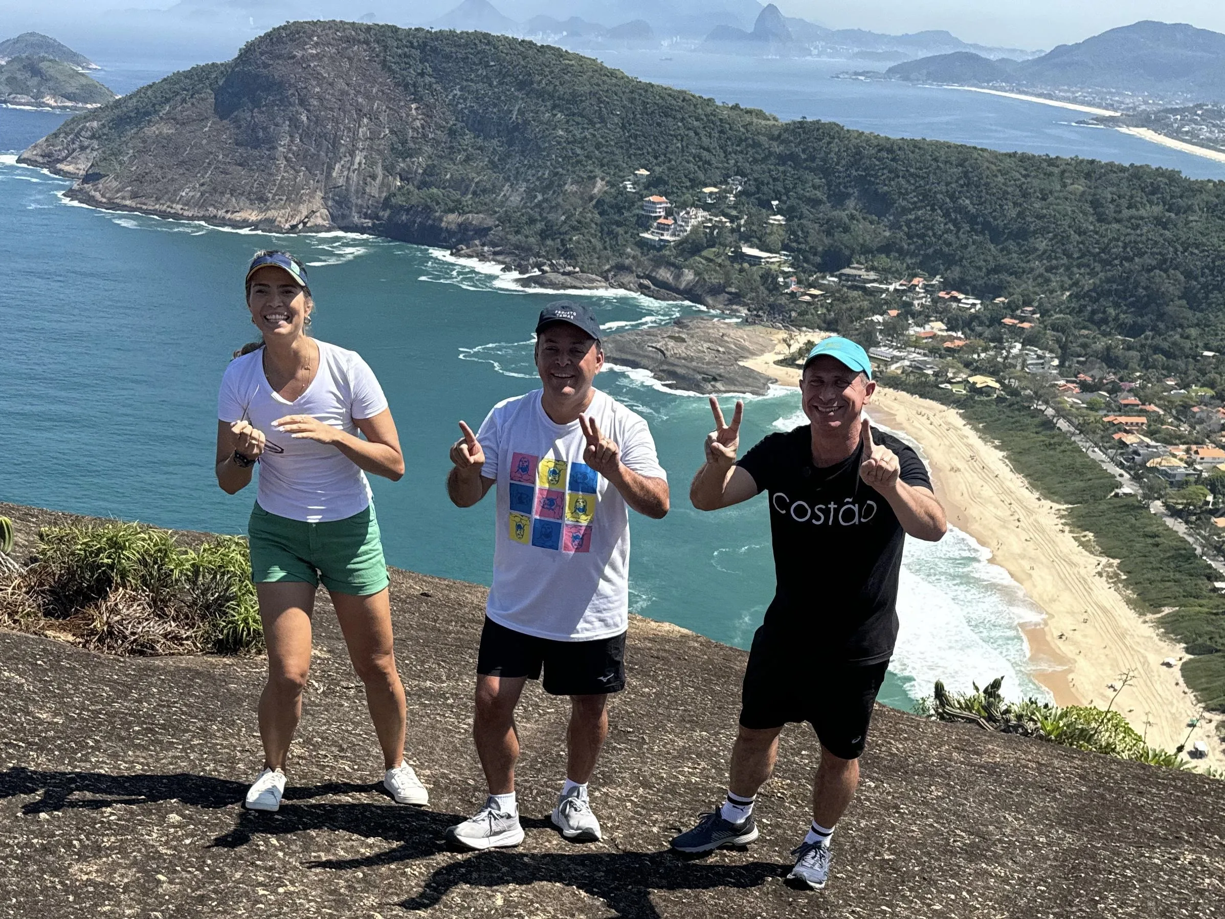 Isabel Swan, Rodrigo Neves e Felipe Peixoto, no alto do Costão. Divulgação