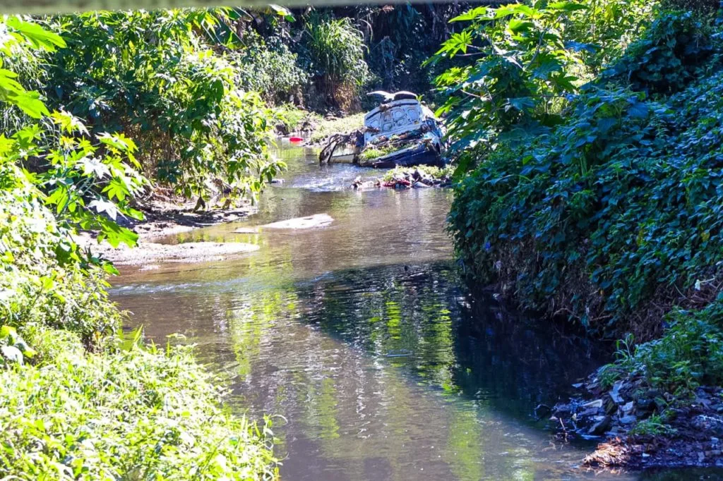 Sucatas e resíduos foram encontrados dentro de um riacho | Foto: Divulgação/Detran