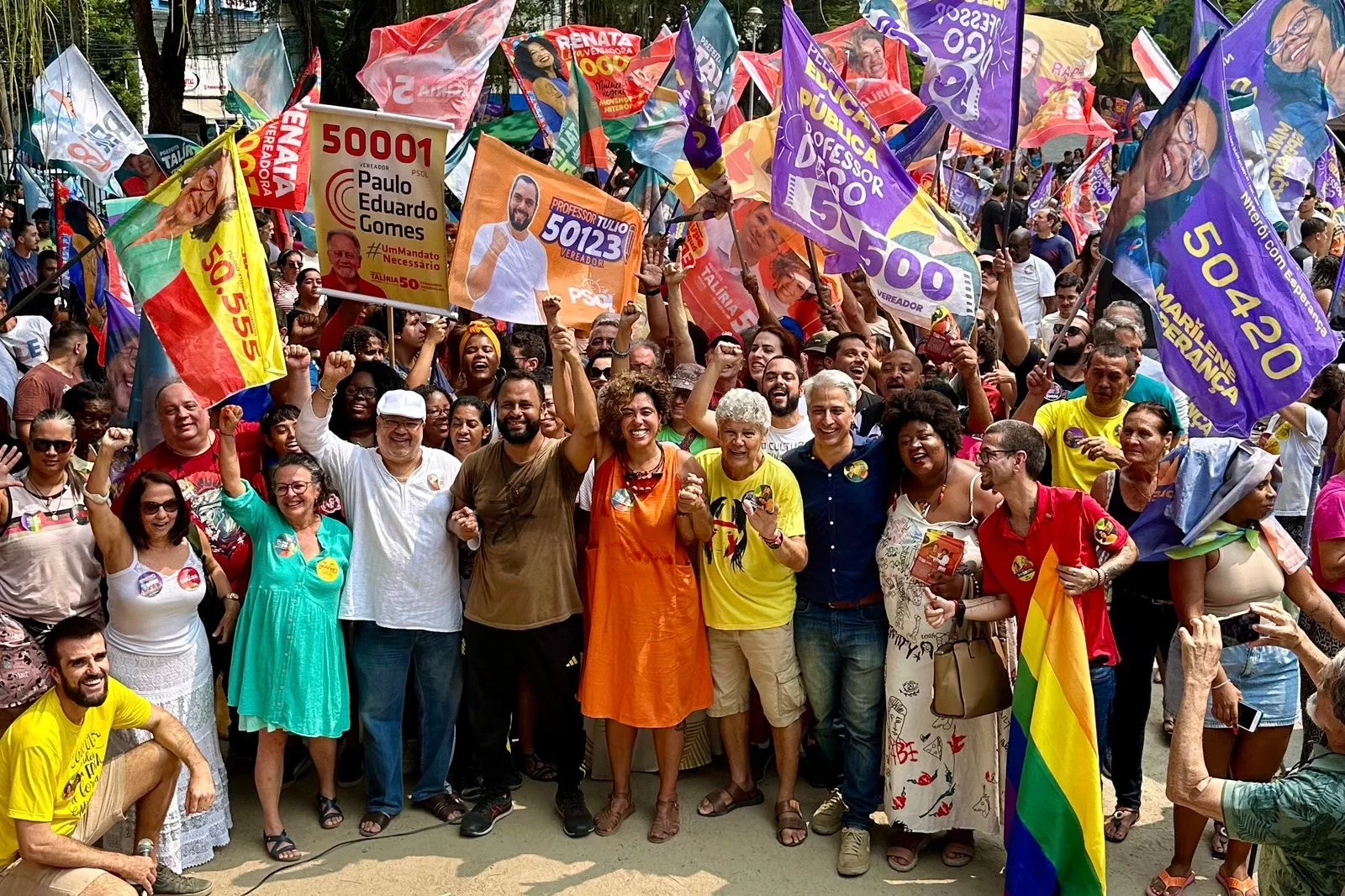 A candidata Talíria Petrone cercada de militantes com bandeiras no Campo de São Bento, neste domingo (08). Foto: Divulgação