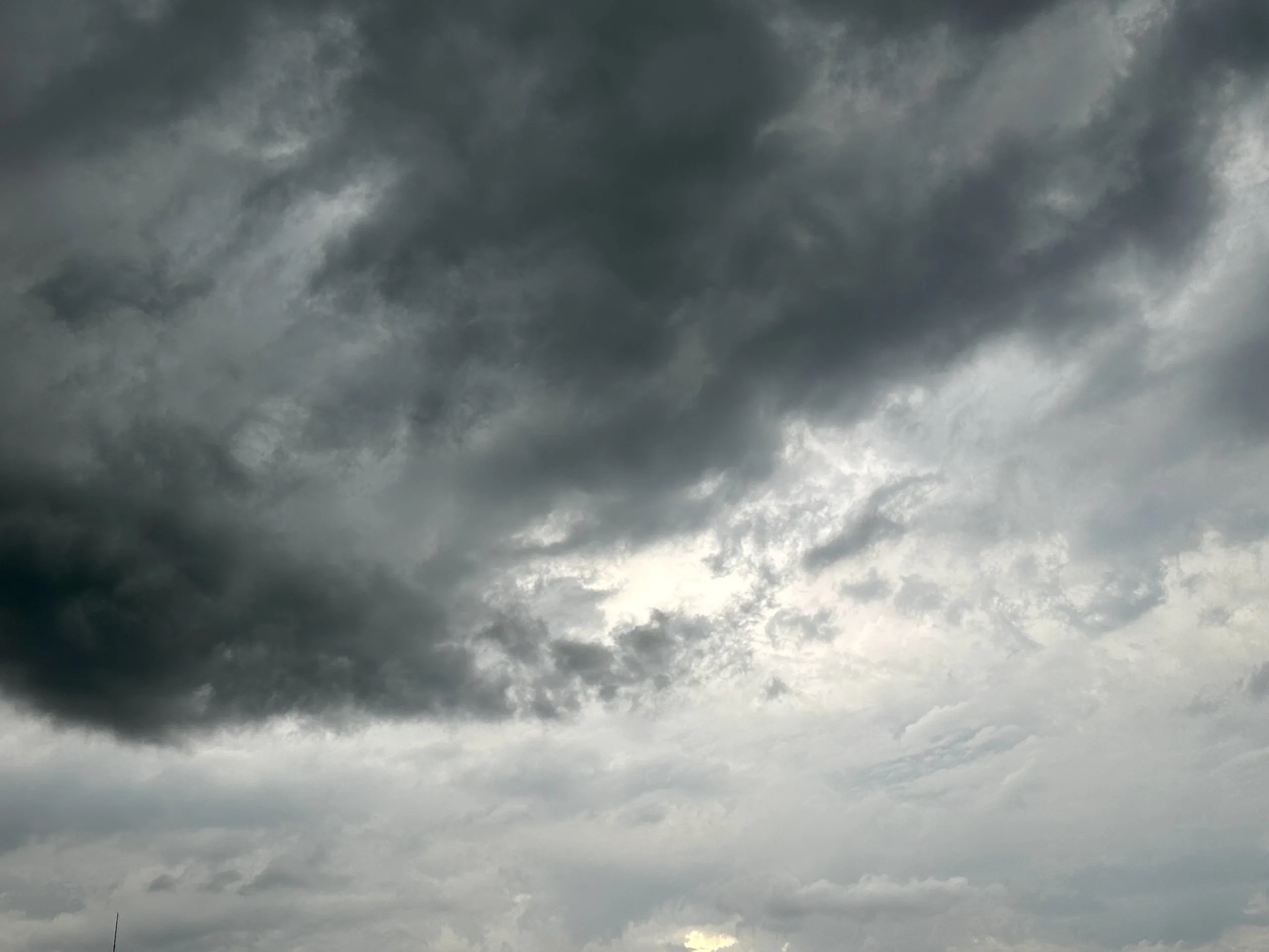 Foto do céu registrada em Icaraí, por volta das 16h50 desta quinta-feira (24).