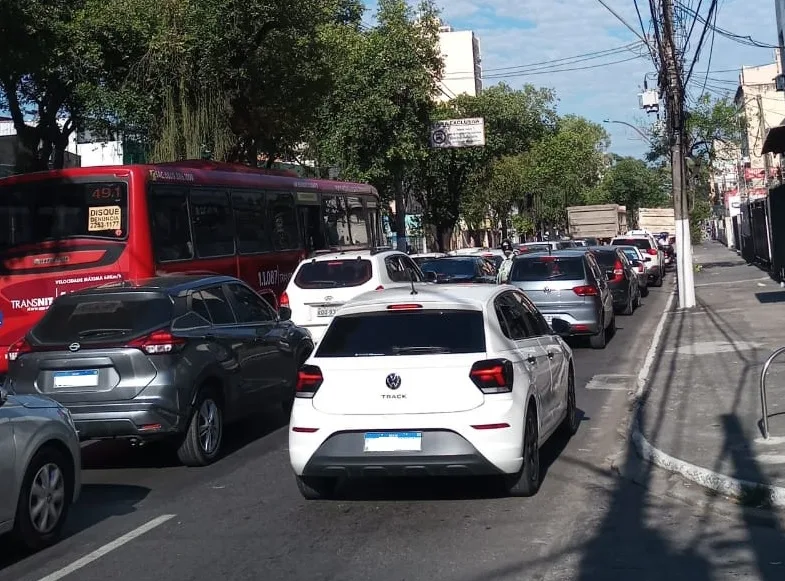 Fluxo intenso na Alameda São Boaventura, na altura da rua 22 de Novembro. Foto: Nittrans