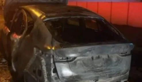 Os criminosos fugiram com o carro roubado, que foi encontrado horas depois incendiado na Avenida Paiva | Reprodução