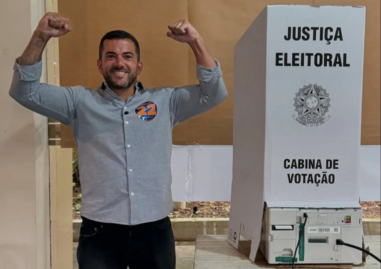 Carlos Mattos (PL) conhecido como Jordy, votando ontem no Clube Naval Charitas. Foto: Divulgação