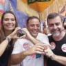 A candidata a vice-prefeita, Isabel Swan, o candidato Rodrigo Neves e Marcelo Freixo. Foto: Divulgação