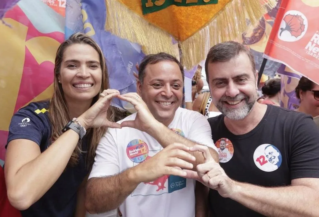 A candidata a vice-prefeita, Isabel Swan, o candidato Rodrigo Neves e Marcelo Freixo. Foto: Divulgação