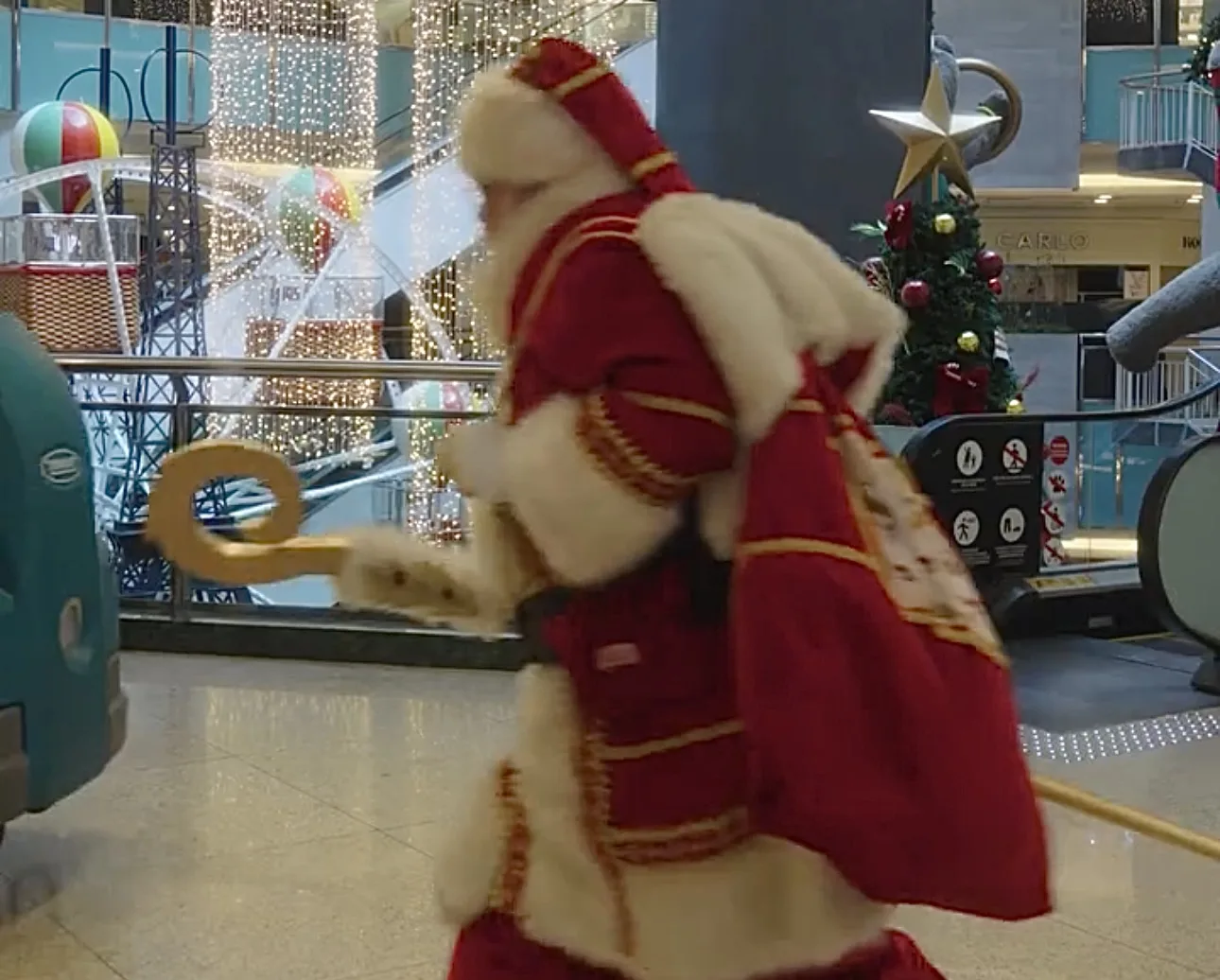 Papai Noel pelos corredores do Plaza Niterói. Divulgação