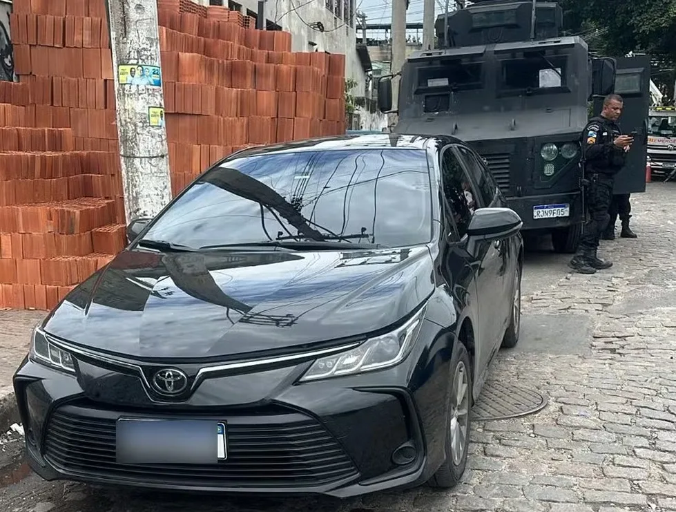 Carro foi encontrado perto da Maré | Foto: Reprodução