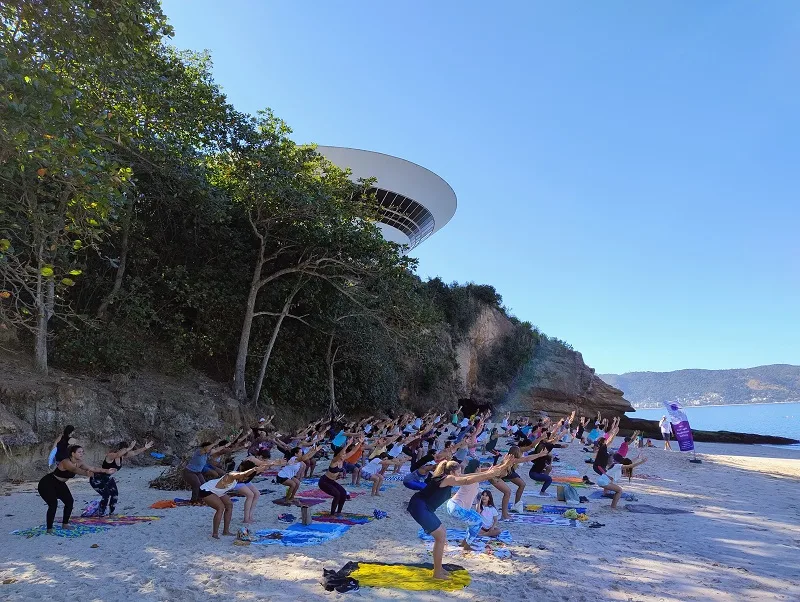 “Yoga na Praia”, projeto do Dharma Bhūmi