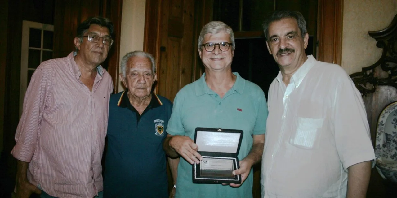 Vinícius com os jornalistas Mário Sousa, Rujanir Martins e Aloyr Orsi. Foto: Divulgação