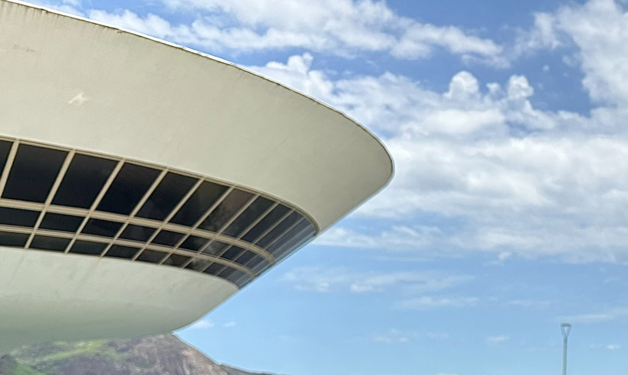 Céu parcialmente nublado em Niterói
