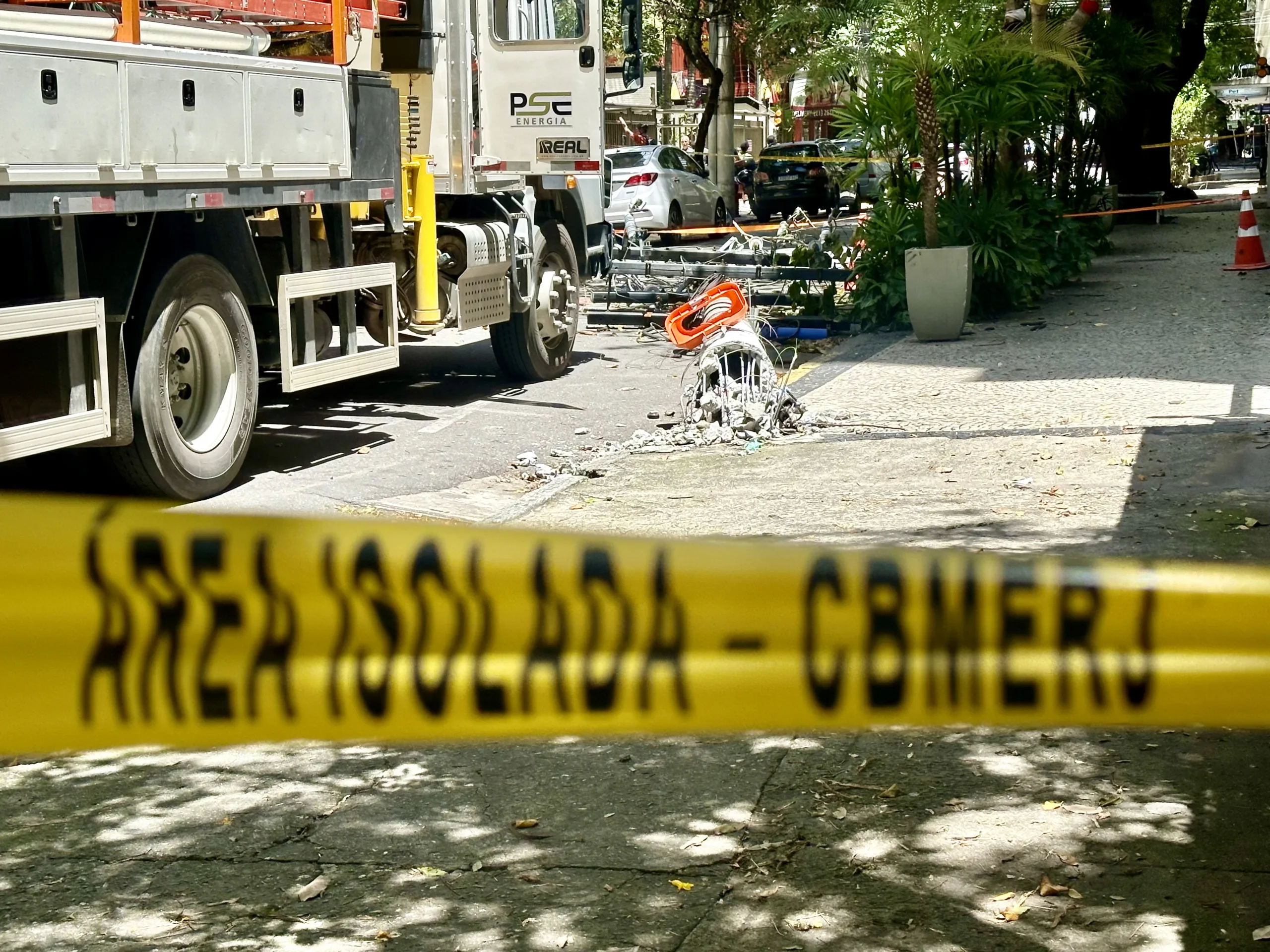 Rua permanece interditada às 13h30. Foto e vídeo: cidadedeniteroi.com