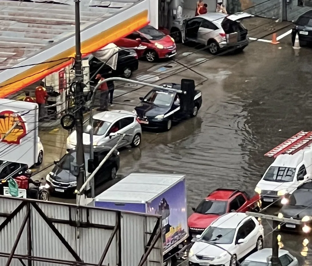 Na Av. Roberto Silveira carros tentaram se abrigar num posto de combustível. Foto: leitor cidadedeniteroi.com