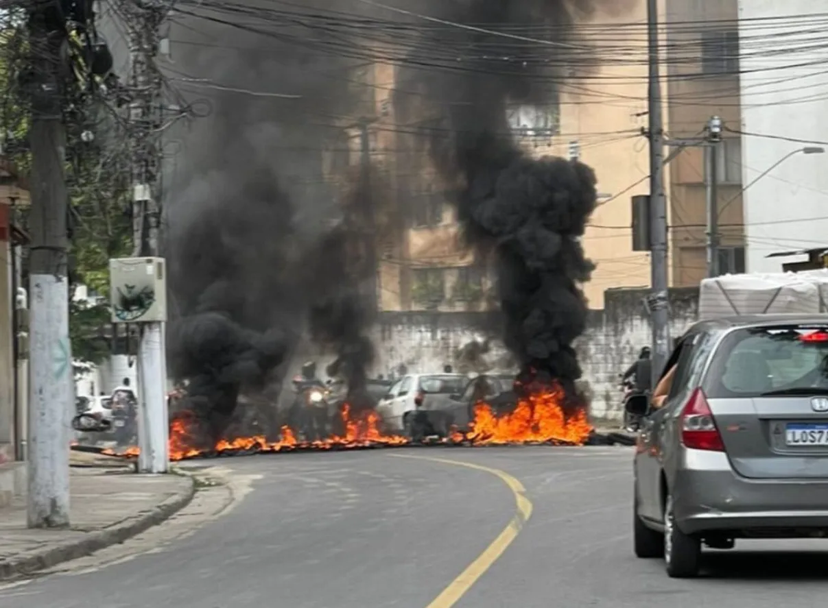 Estrada do Viçoso Jardim, no Cubango neste sábado (21) | Reprodução