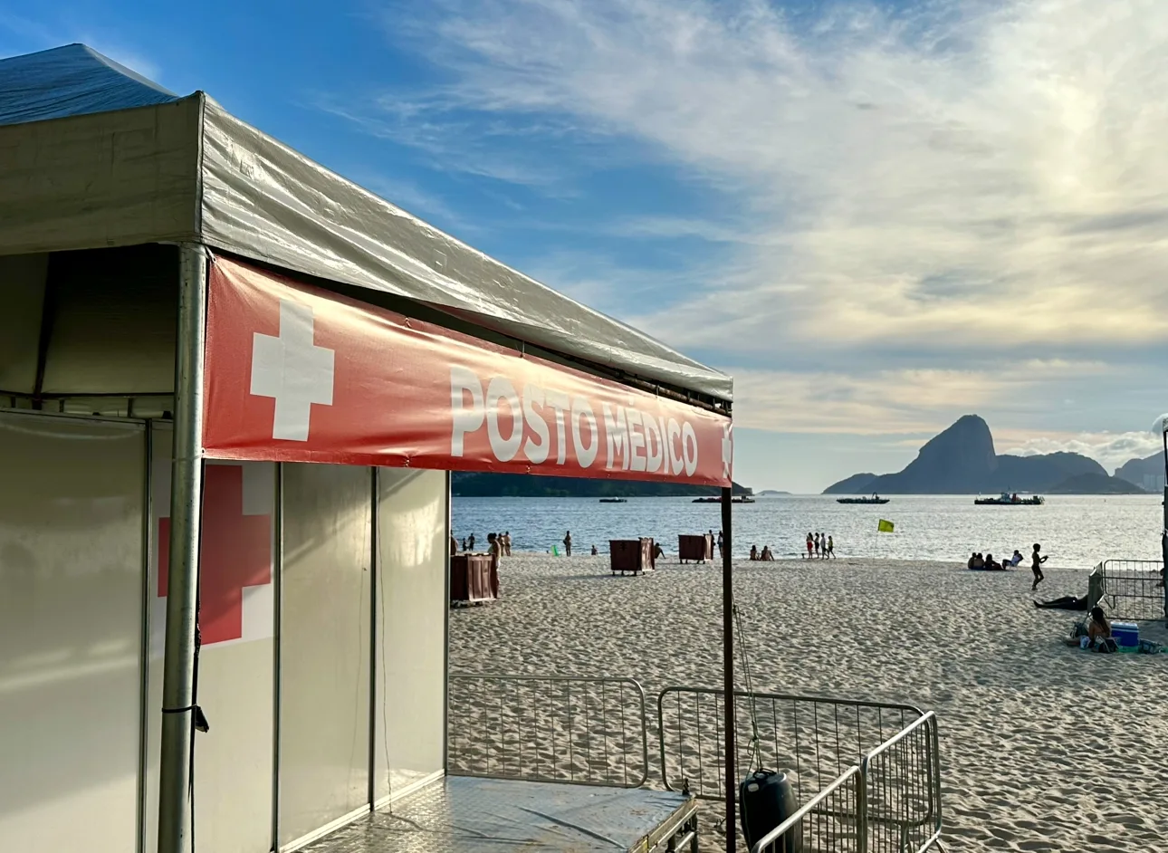 Posto Médico montado para o Réveillon na Praia de Icaraí | Foto: cidadedeniteroi.com