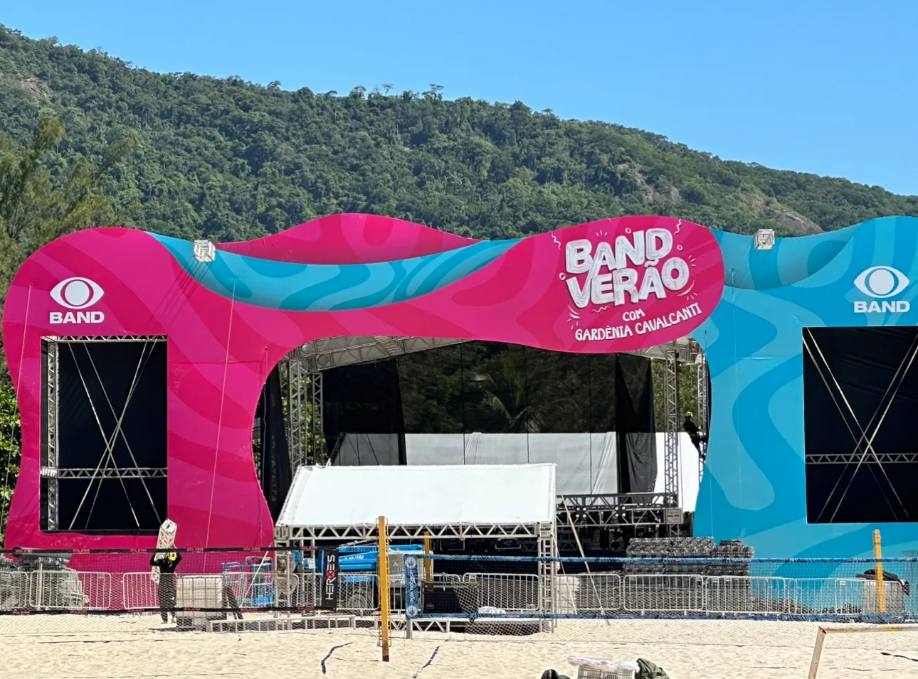 O palco já está pronto na Praia de São Francisco. Foto: Portal Cidade de Niterói