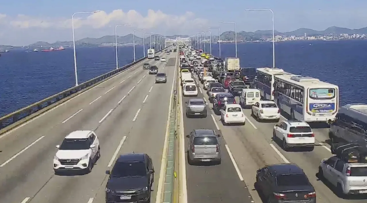 Fluxo intenso já era registrado na tarde desta sexta-feira (17) no sentido Niterói. Foto: Ecoponte