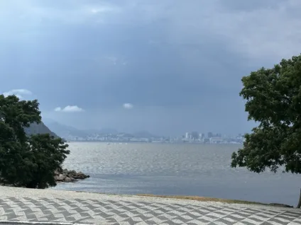Céu nublado na orla de São Francisco, em Niterói. Arquivo (cidadedeniteroi.com)