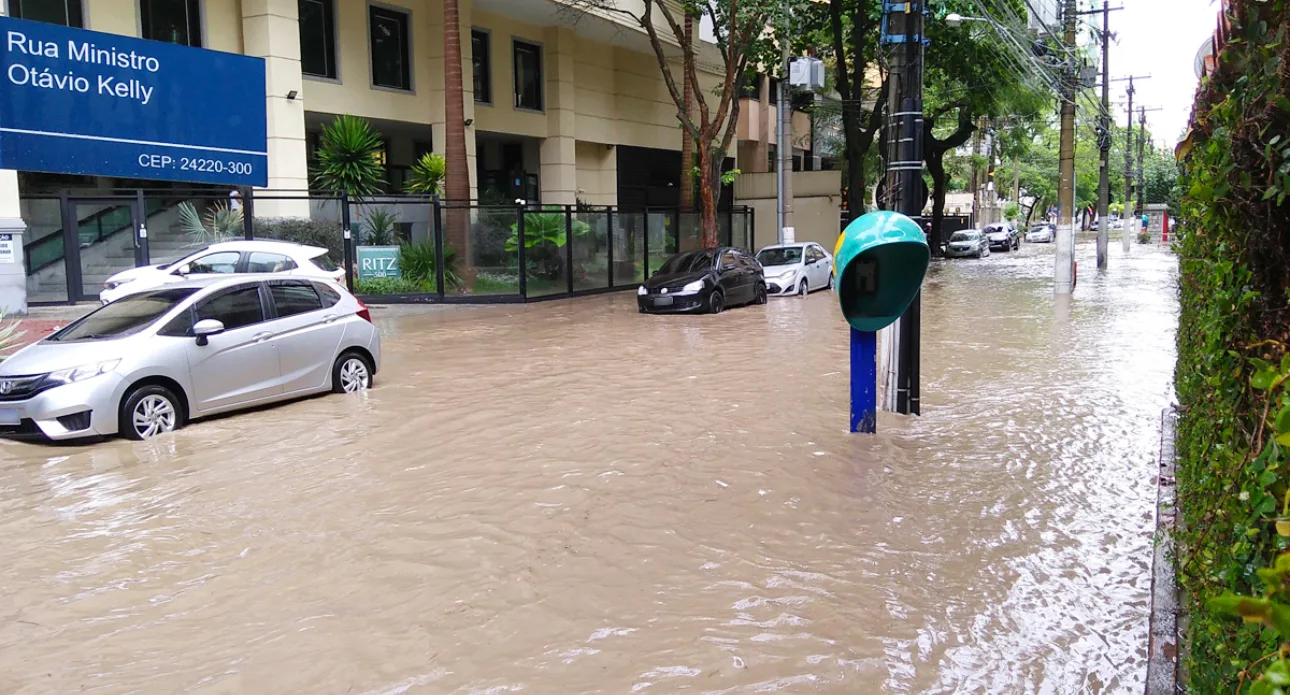 Arquivo | Rua no Jardim Icaraí alagada após temporal em Niterói