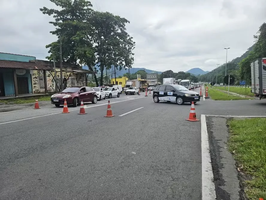 O trânsito interditado no início da Serra de Teresópolis | Foto: PC Repórter