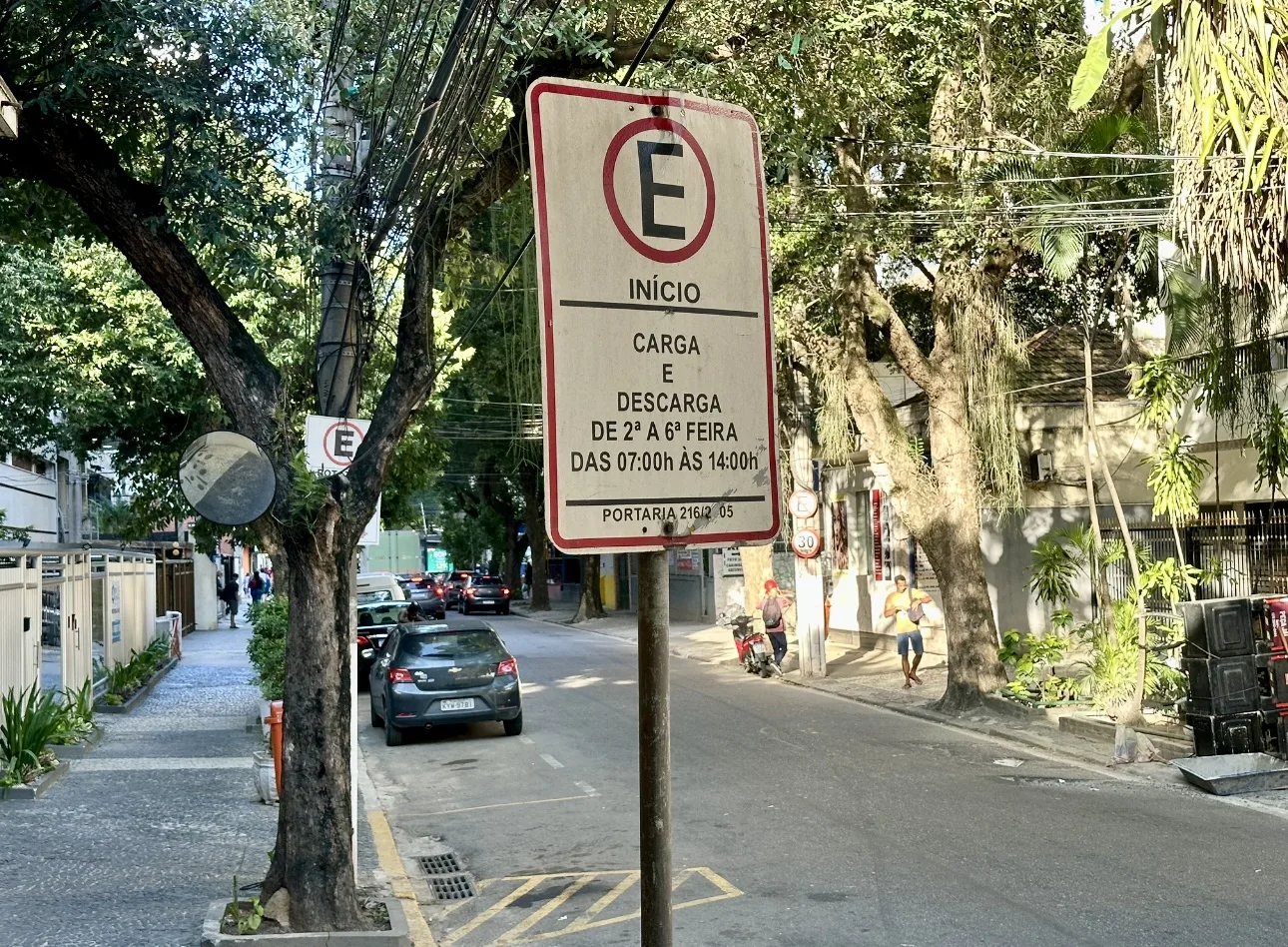 Foto de uma placa de carga e descarga na Rua Mariz e Barros, em Icaraí, ainda sem os novos horários | Foto: Portal Cidade de Niterói