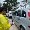 Guarda da Prefeitura multando um veículo estacionado de maneira irregular em Itacoatiara. Foto: Luciana Carneiro