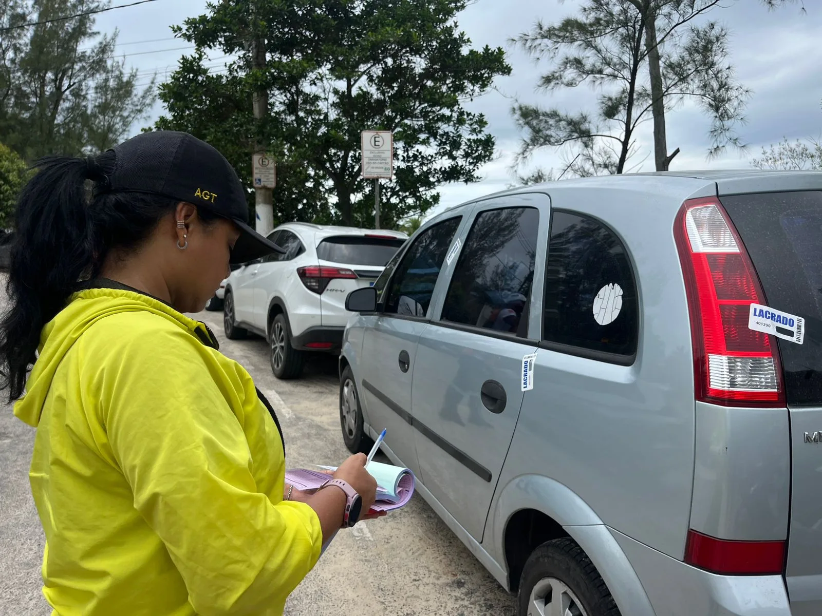 Guarda da Prefeitura multando um veículo estacionado de maneira irregular em Itacoatiara. Foto: Luciana Carneiro