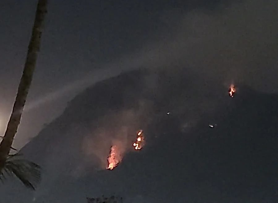 Incêndio no Morro do Santo Inácio, 22h30. Foto: leitor cidadedeniteroi.com