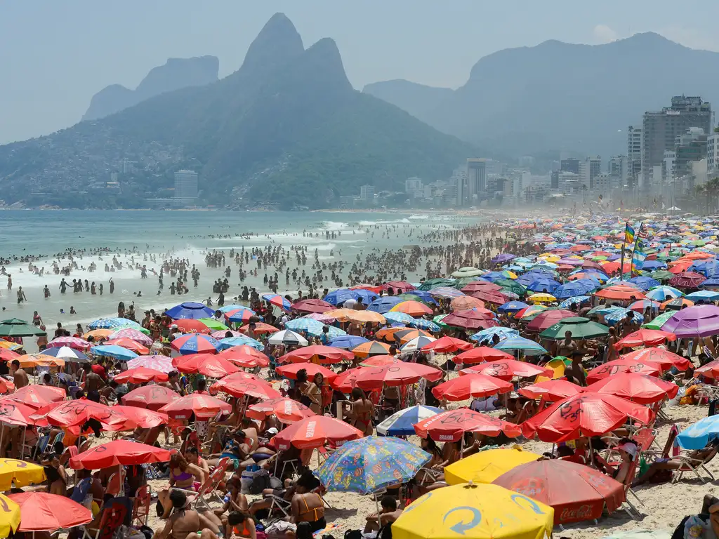 Cariocas e turistas lotam praia de Ipanema, na zona sul, em dia de forte calor no Rio de Janeiro. Foto: Tomaz Silva/Agência Brasil