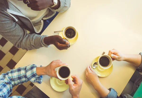 Por que tomar café interfere no sono e qual o limite de horário para beber