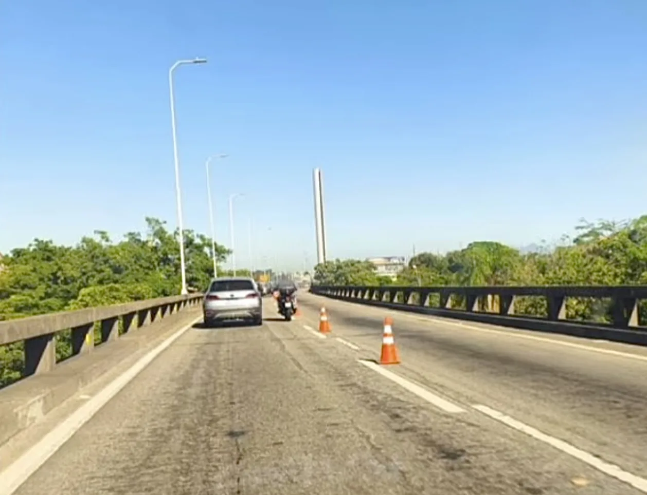 A Ecoponte, em caráter de teste, fechou uma das faixas da rampa de acesso da Alameda São Boaventura, no sentido Rio, da Ponte Rio-Niterói. Foto: Reprodução