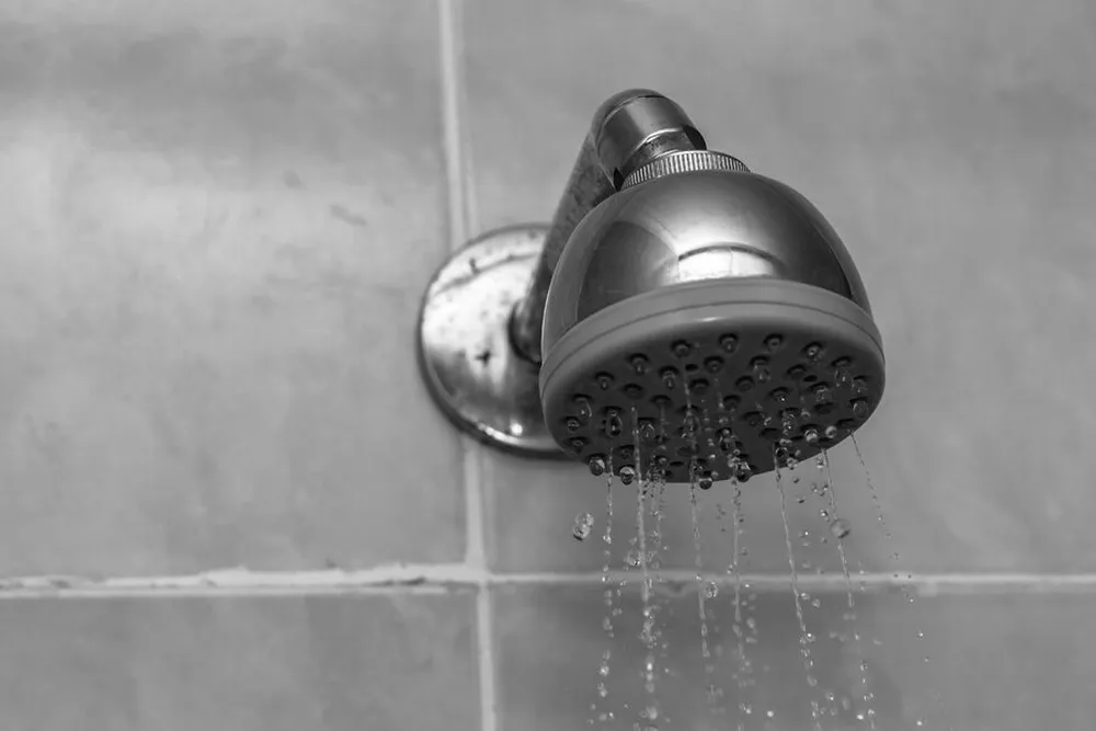 3 dicas para desentupir os furinhos do chuveiro e tomar o banho dos deuses