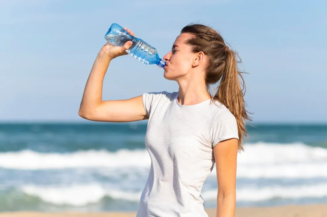 Hidratação na praia Como saber a quantidade certa de água para você