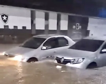 Carros enfrentam enchente na Rua Presidente Backer, em frente ao Caio Martins, em Icaraí. Foto: Reprodução/Redes Sociais