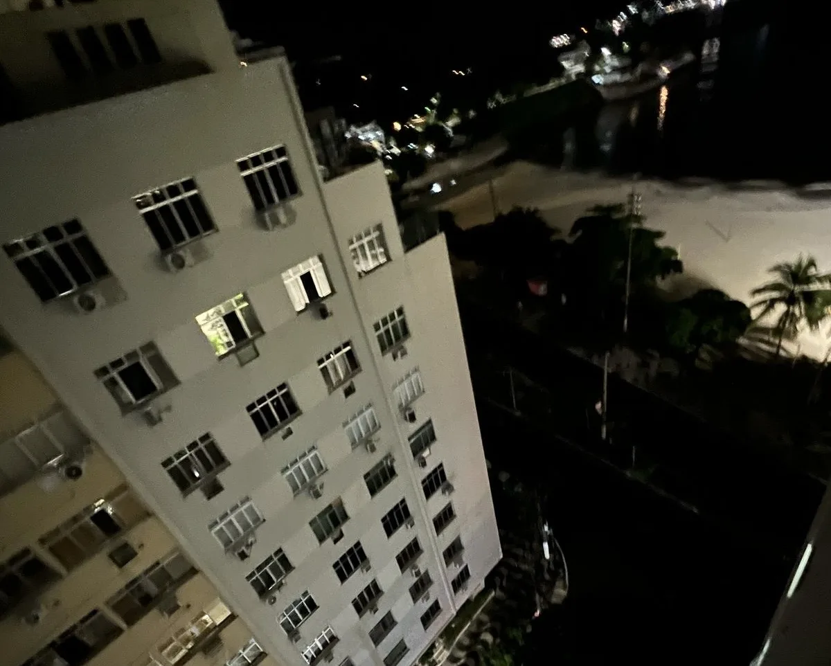 Rua Mariz e Barros esquina com Praia de Icaraí no escuro na noite desta segunda-feira (21). Foto: Reprodução Redes Sociais Rua Mariz e Barros esquina com Praia de Icaraí no escuro na noite desta segunda-feira (21). Foto: Reprodução Redes Sociais