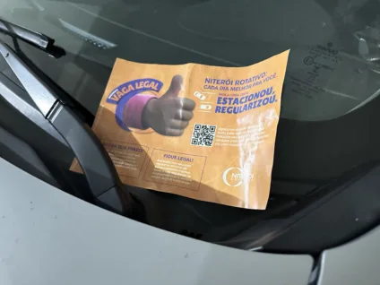 Panfletos são espalhados nos vidros dos carros pelas ruas da cidade divulgando as novidades | Foto: cidadedeniteroi.com