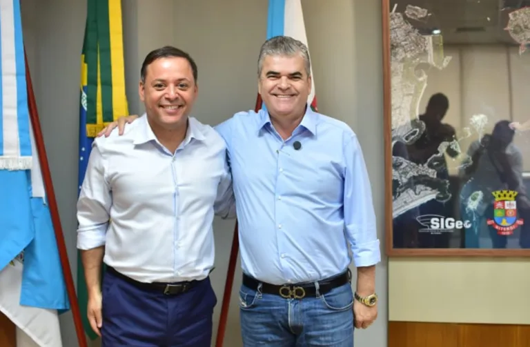 O prefeito Rodrigo Neves em reunião com o secretário Washington Reis. Foto: Claudio Fernandes