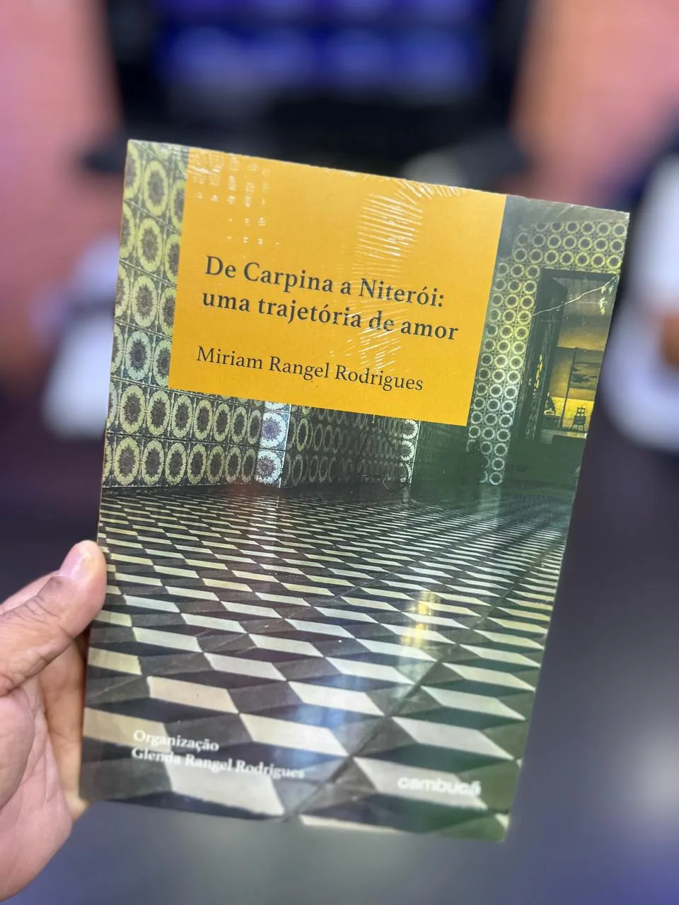 Durante o evento, será realizado o lançamento do livro “De Carpina a Niterói: uma trajetória de amor”, escrito por Miriam Rangel Rodrigues, fundadora da APADA Niterói. Divulgação Durante o evento, será realizado o lançamento do livro “De Carpina a Niterói: uma trajetória de amor”, escrito por Miriam Rangel Rodrigues, fundadora da APADA Niterói. Divulgação
