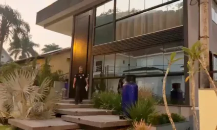 Policiais civis da 78ª DP (Fonseca) estiveram na residência do médico no bairro de Camboinhas, Região Oceânica de Niterói. Foto: Divulgação